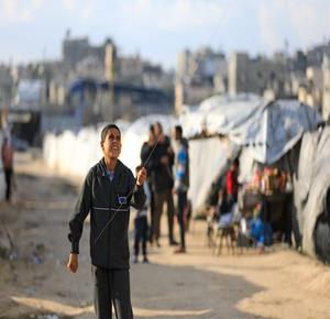 عائلات نازحة في  النصيرات بقطاع غزة تعيش في خيام مؤقتة قرب منازلها المدمرة، وتحاول تلبية احتياجاتها الأساسية ومواصلة حياتها رغم الظروف الصعبة.